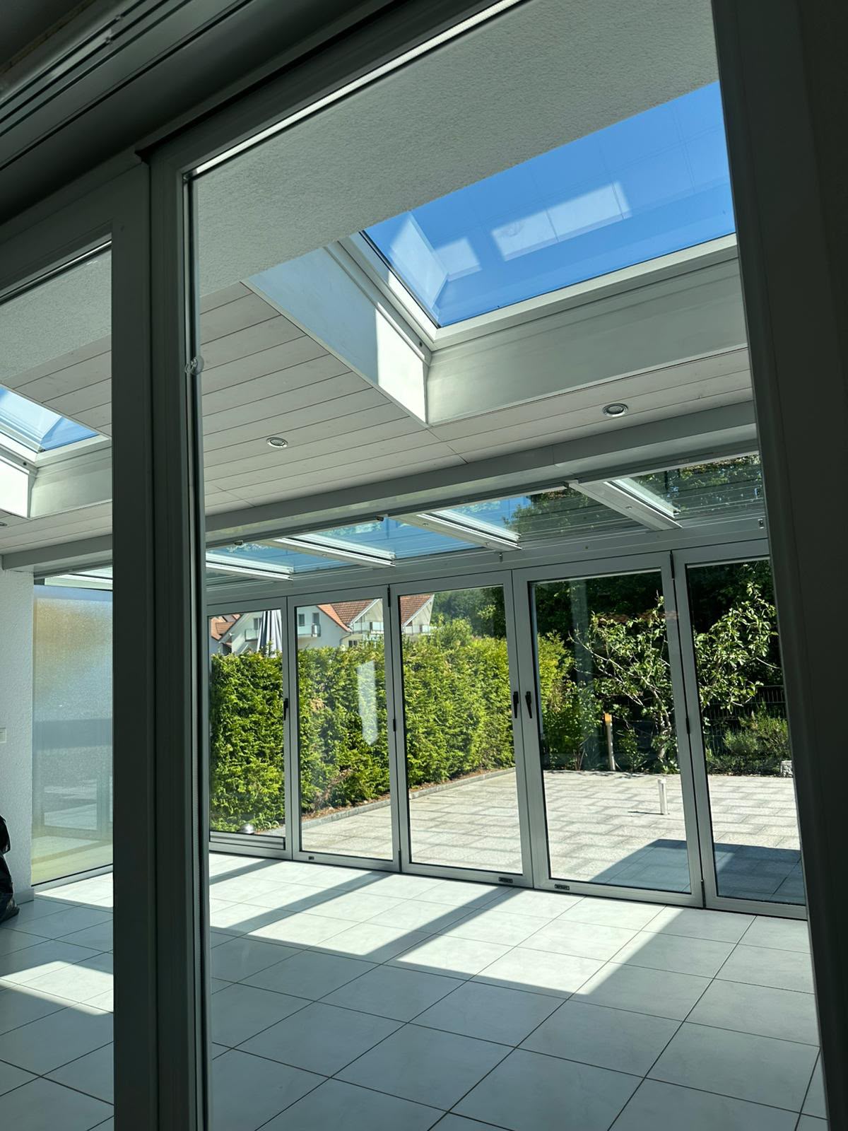 Heller Wintergarten mit sauberen Glasflächen und gepflegtem Boden