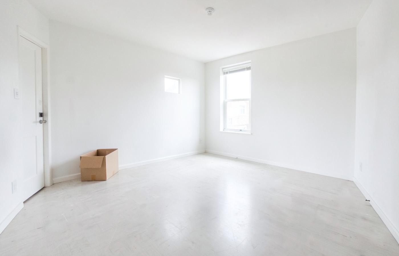 Leeres, frisch gereinigtes Zimmer nach dem Auszug